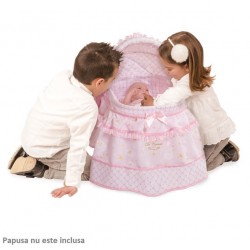 Cosulet pentru papusi cu roti, pernuta si asternuturi, roz, Maria, 46x27x52, De Cuevas Cosulet pentru papusi cu roti, pernuta si asternuturi, roz, Maria, 46x27x52, De Cuevas